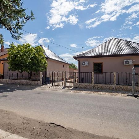 Ivanhoe Apartman Appartement Nyírbátor Buitenkant foto