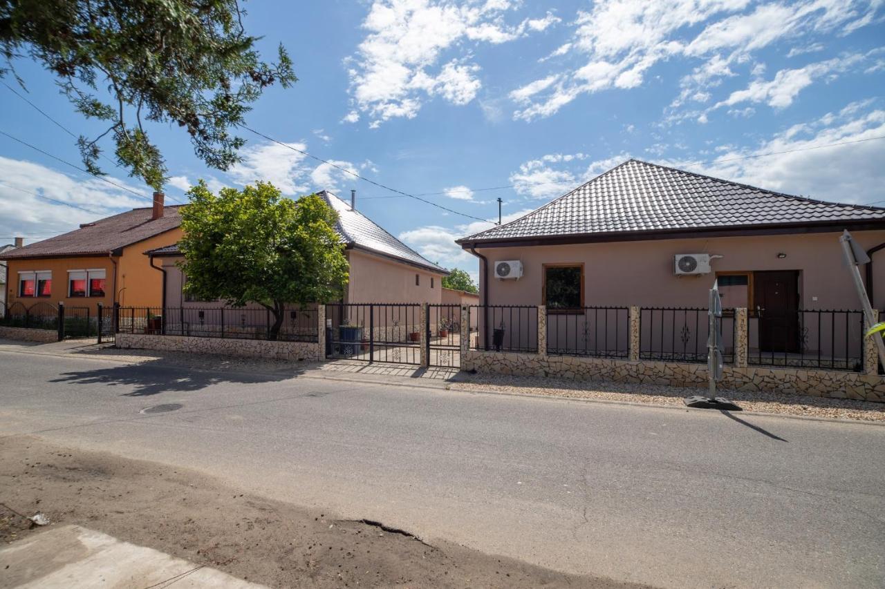Ivanhoe Apartman Appartement Nyírbátor Buitenkant foto