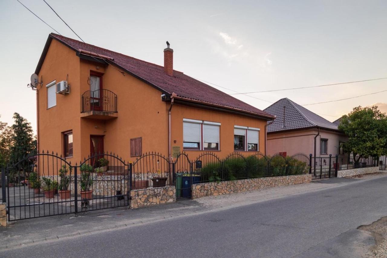 Ivanhoe Apartman Appartement Nyírbátor Buitenkant foto
