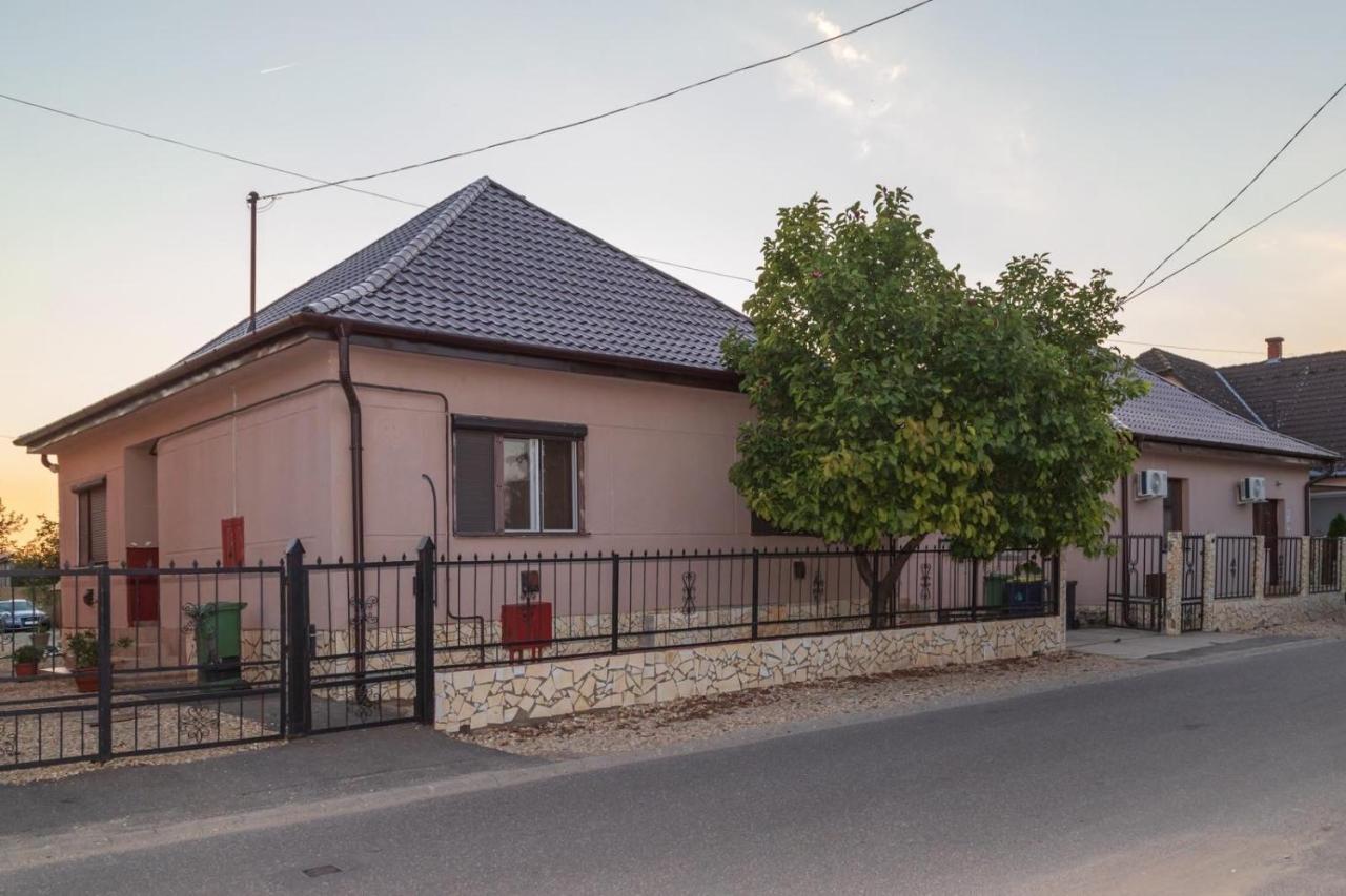 Ivanhoe Apartman Appartement Nyírbátor Buitenkant foto