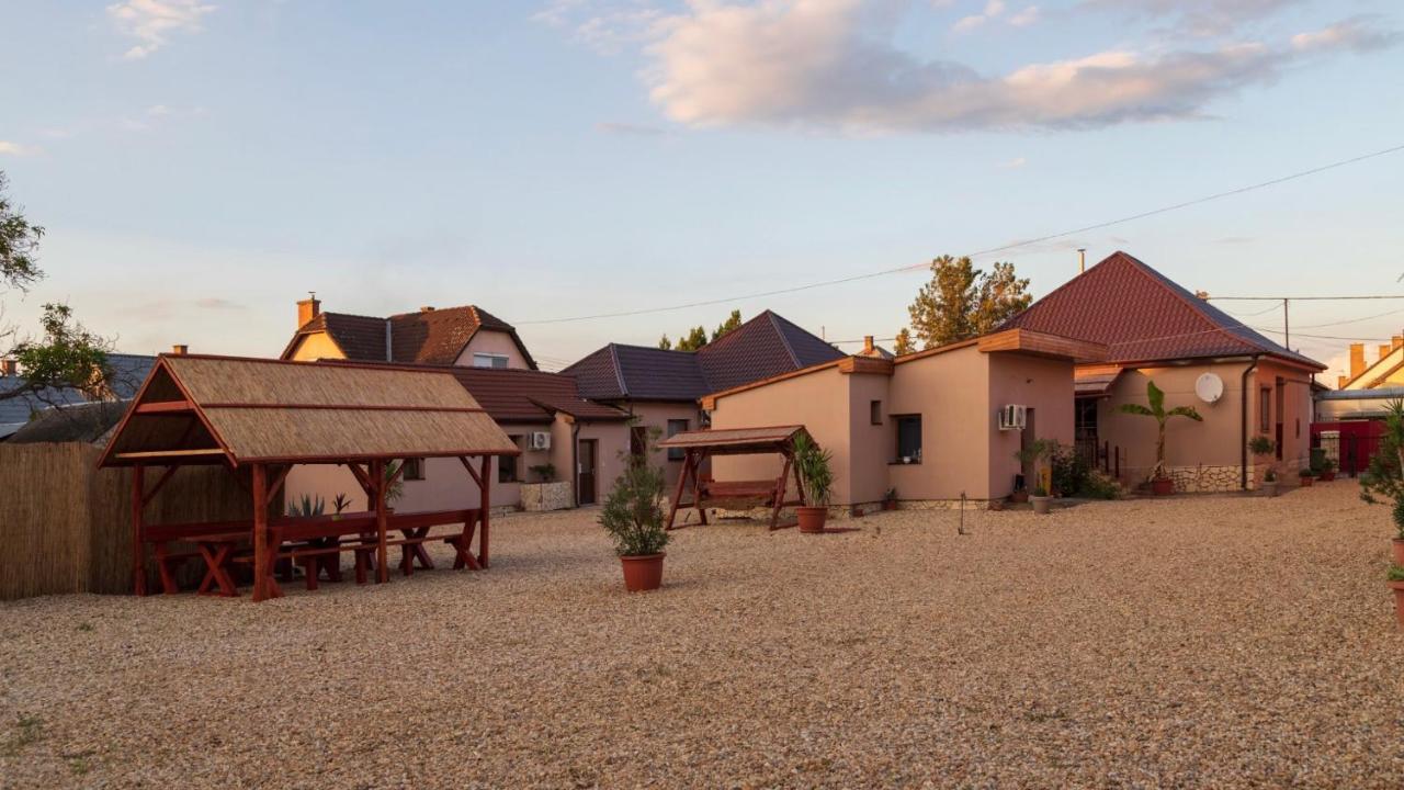 Ivanhoe Apartman Appartement Nyírbátor Buitenkant foto