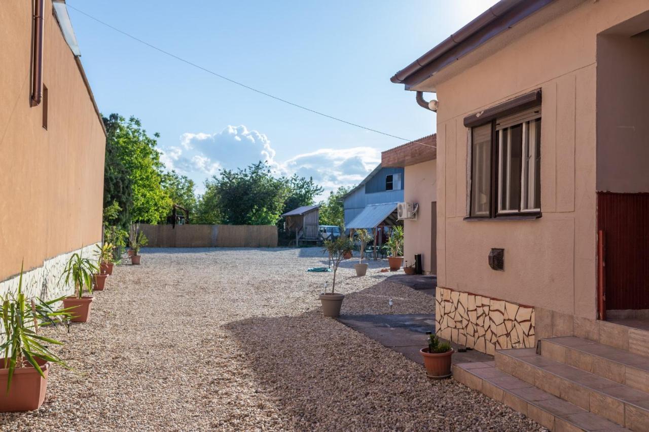 Ivanhoe Apartman Appartement Nyírbátor Buitenkant foto