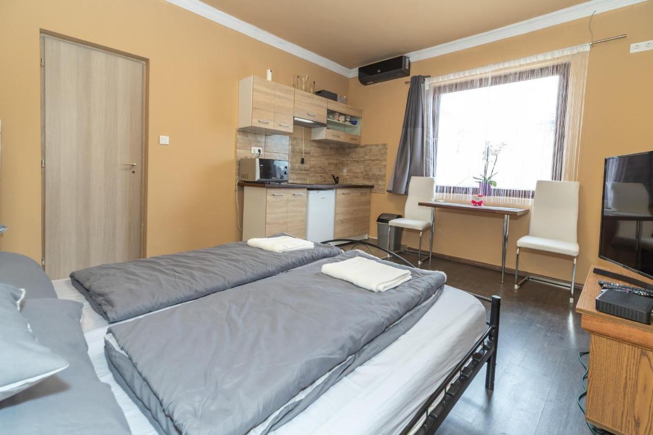 Ivanhoe Apartman Appartement Nyírbátor Buitenkant foto