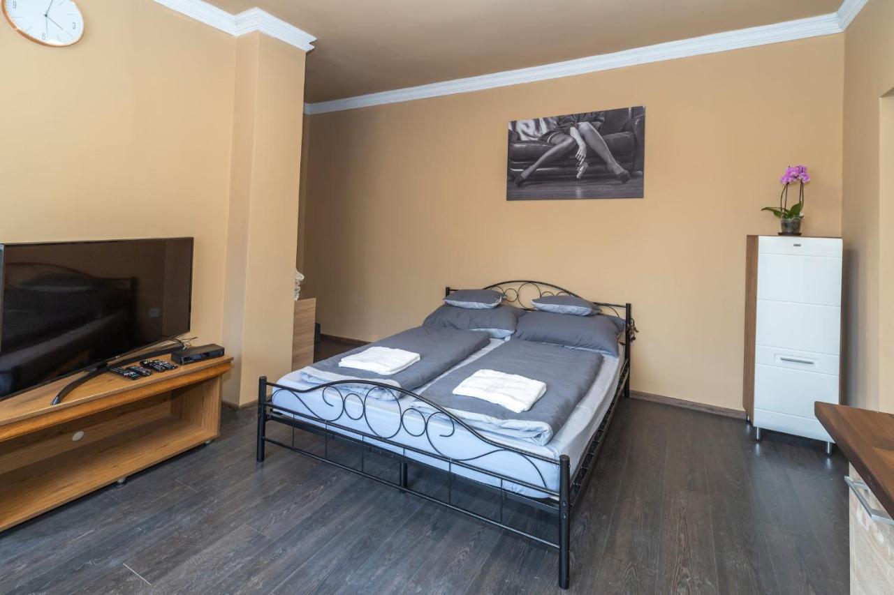 Ivanhoe Apartman Appartement Nyírbátor Buitenkant foto