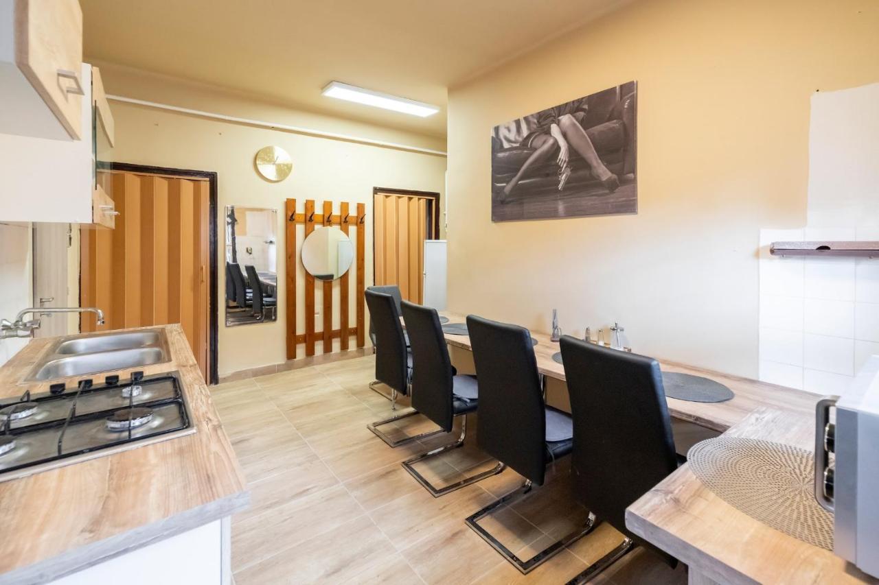 Ivanhoe Apartman Appartement Nyírbátor Buitenkant foto